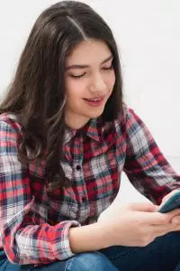 Kebiasaan menceritakan segalanya secara berlebihan atau oversharing seringkali muncul dari rasa ingin diakui atau sekadar melepas beban emosi.