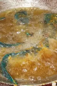 Nggak habis pikir ikan lele berubah warna jadi biru saat digoreng, bikin takut makan