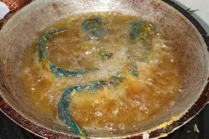 Nggak habis pikir ikan lele berubah warna jadi biru saat digoreng, bikin takut makan