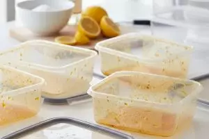 Punya wadah plastik menguning kusam? Ini 7 cara ampuh membersihkannya pakai bahan dapur