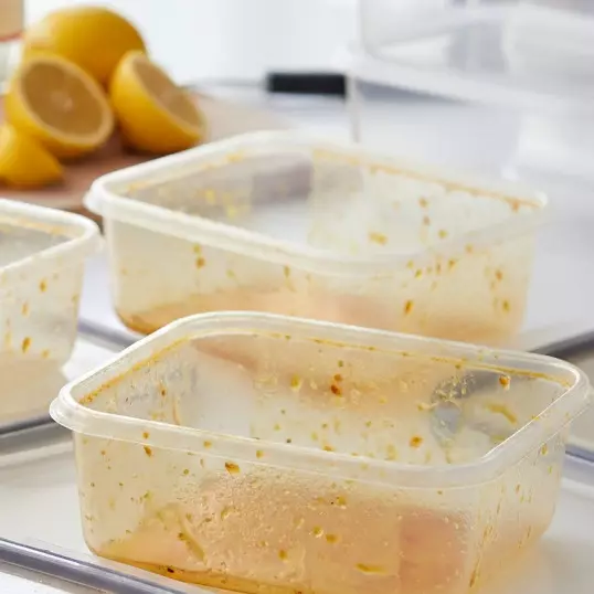 Punya wadah plastik menguning kusam? Ini 7 cara ampuh membersihkannya pakai bahan dapur