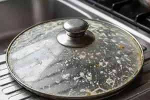 Kaca tutup panci buram karena kerak? Ini 7 trik membersihkannya tanpa goresan