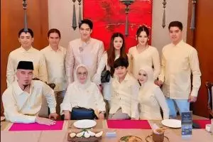 7 Potret kehangatan lamaran El Rumi dan Syifa Hadju, keluarga besar tampil kompak kuning terang