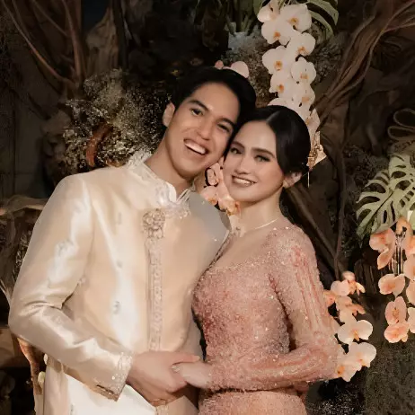 Resmi lamaran, intip 6 potret pertunangan Syifa Hadju dan El Rumi yang elegan dan hangat