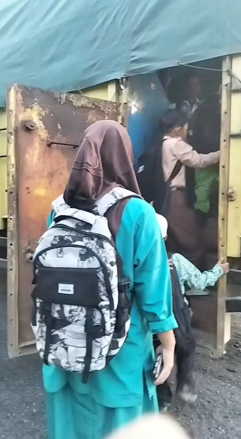 Modifikasi truk kreatif jadi bus sekolah Instagram ranisengeti Modifikasi truk kreatif jadi bus sekolah Instagram ranisengeti