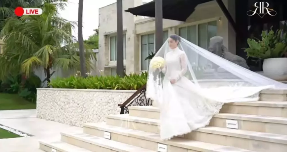 Ranty Maria menikah Instagram/@rantymaria; YouTube/Ranty Maria Ranty Maria menikah Instagram/@rantymaria; YouTube/Ranty Maria