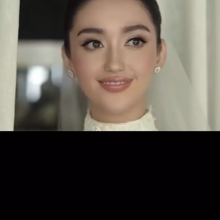 7 Potret detail gaun pengantin Ranty Maria yang dipuji sopan dan bersahaja saat pemberkatan