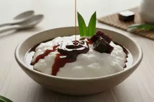 Cara membuat bubur sumsum tanpa santan yang gurih, cukup pakai susu cair dan tepung beras