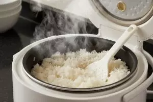 Air rice cooker meluber saat masak nasi? Atasi pakai trik tisu dapur yang super praktis!