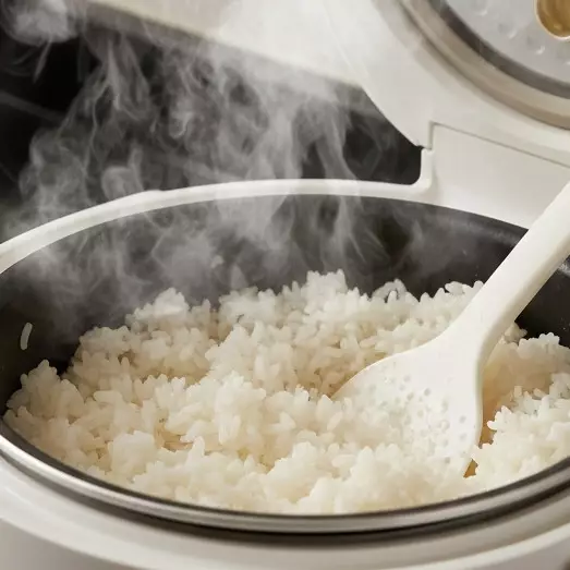 Air rice cooker meluber saat masak nasi? Atasi pakai trik tisu dapur yang super praktis!