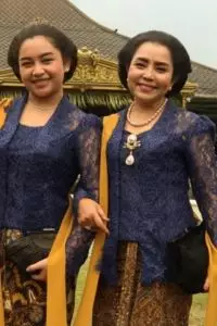 Dandanannya simple tapi nggak mengurangi sisi menawan.