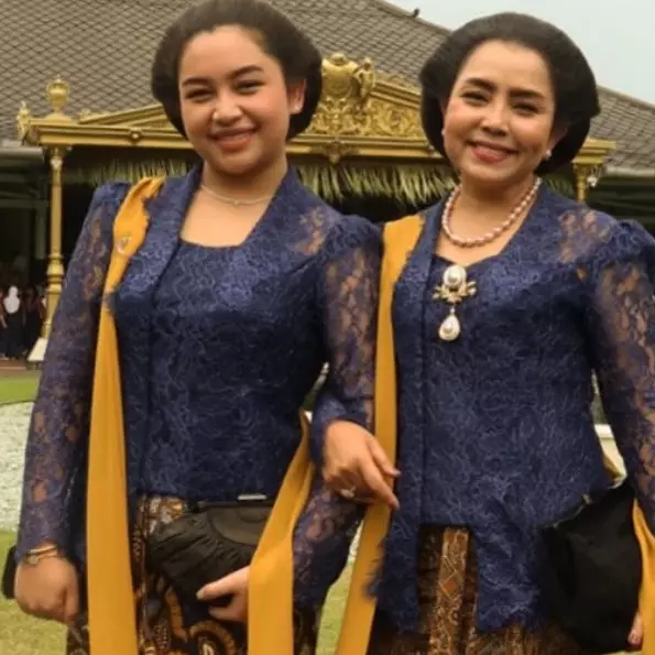 5 Detail penampilan Khirani Trihatmodjo anak Mayangsari saat tingalan jumenengan di Pura Mangkunegara