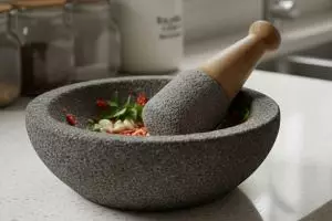 Cara mencuci cobek batu tanpa sabun agar bebas bau dan tetap kinclong