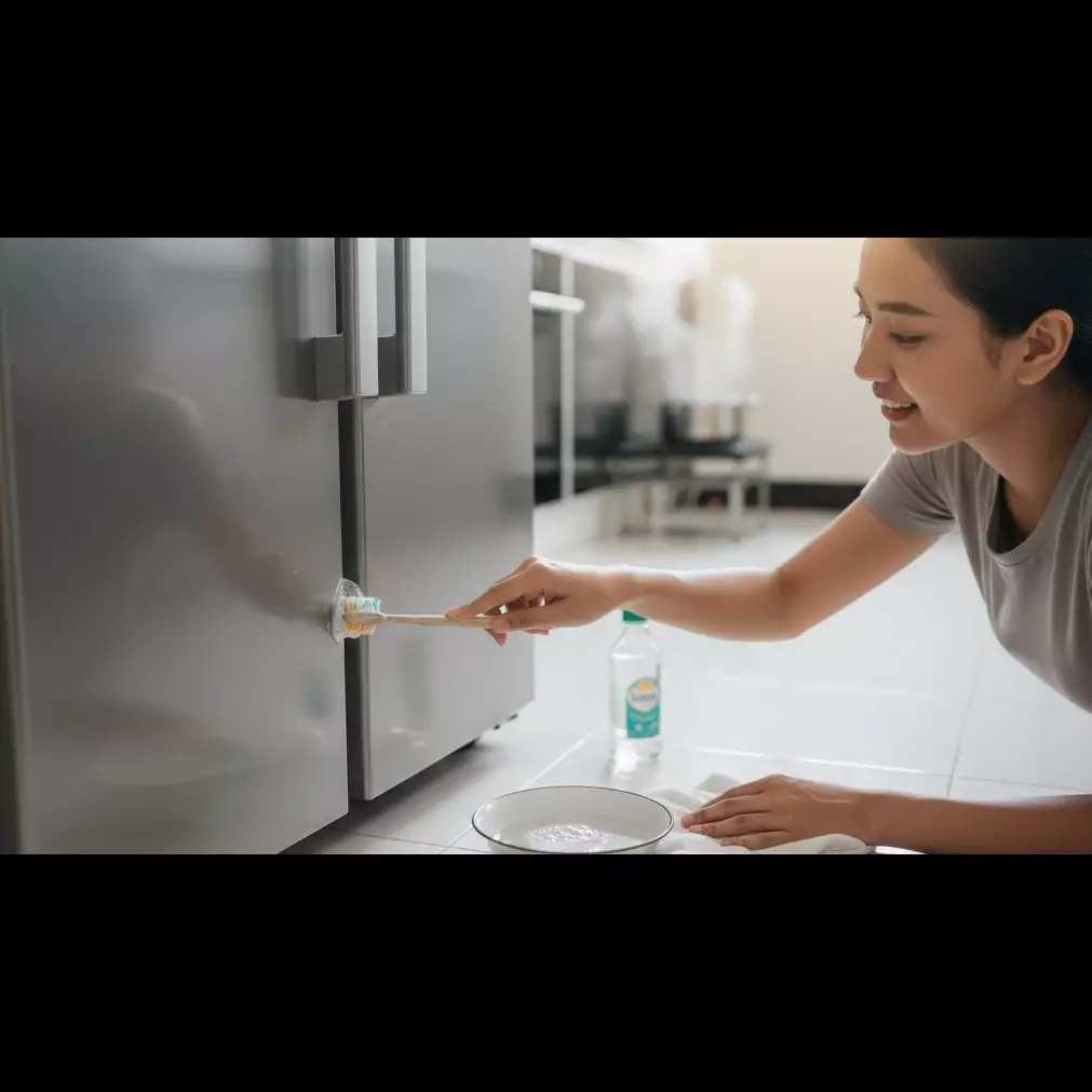 Cara perbaiki karet kulkas longgar cuma pakai 2 bahan dapur, ampuh