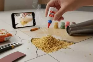 Cara unik memperbaiki lantai keramik pecah pakai mi instan, hasilnya kokoh tanpa semen