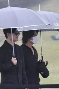 Tepat pada peringatan satu tahun meninggalnya sang aktris, suaminya, Koo Jun Yup, meresmikan sebuah patung memorial khusus di area makam.