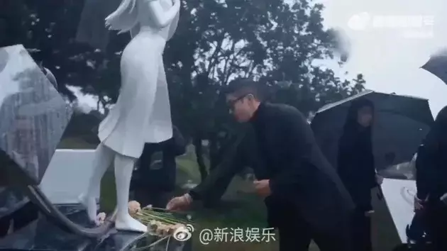 patung memorial Barbie Hsu Weibo