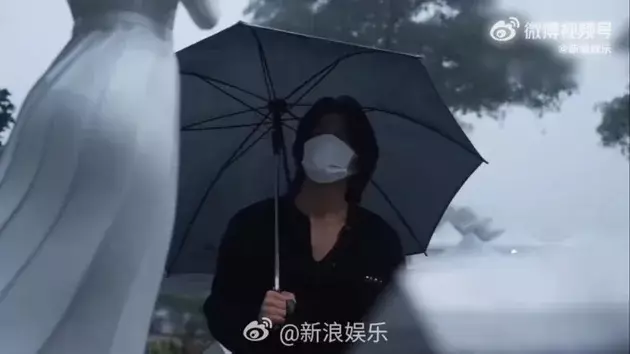 patung memorial Barbie Hsu Weibo