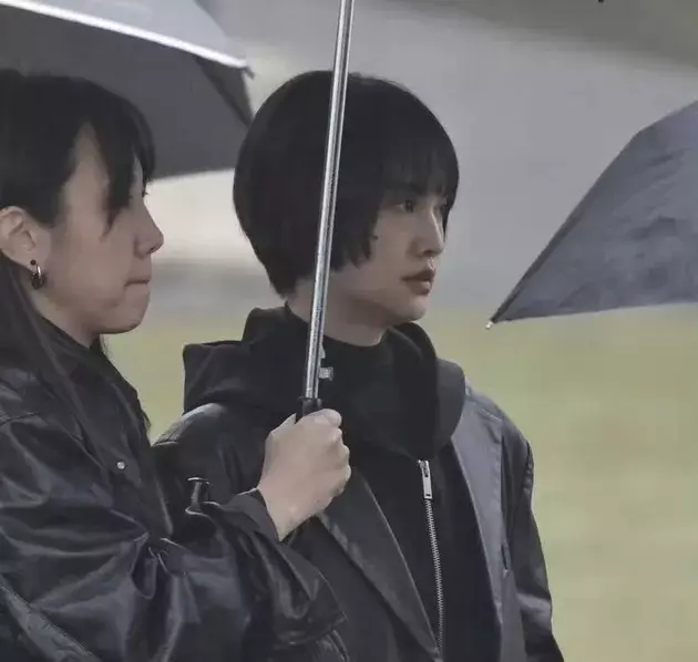 patung memorial Barbie Hsu Weibo