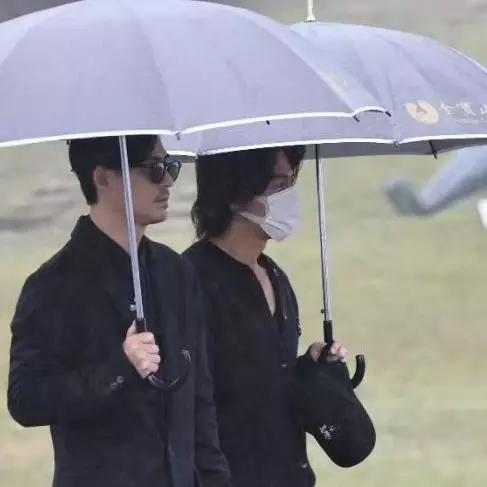 Jerry Yan dan Vic Chou hadiri peresmian patung memorial Barbie Hsu, ini 7 potretnya yang penuh haru