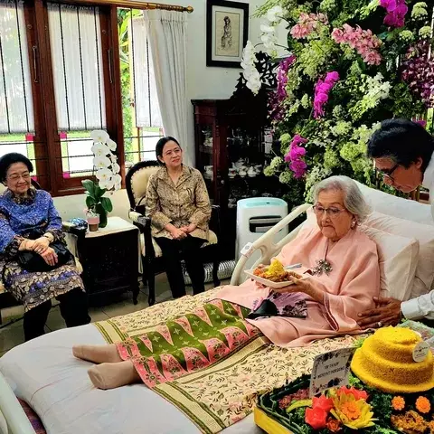 Istri Jenderal Hoegeng berbagai sumber Istri Jenderal Hoegeng berbagai sumber