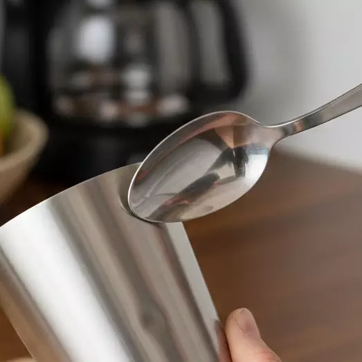 Trik ampuh perbaiki gelas stainless steel yang penyok, nggak perlu buru-buru beli baru