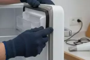 Cara memperbaiki karet pintu kulkas yang keras agar lentur kembali dan dinginnya kembali maksimal