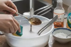 Ramuan pembersih sendok berkarat, campurannya pakai sitrun dan baking soda