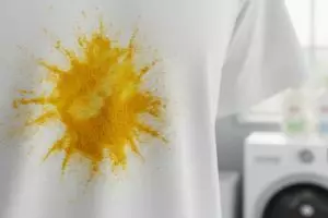 Noda kunyit membandel di baju? Ini solusi cepat pakai baking soda dan cuka