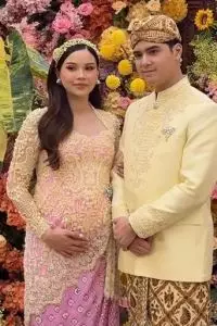 7 Potret tasyakuran 7 bulan kehamilan Alyssa Daguise, dekorasi full bunga cerah, keluarga kumpul adem