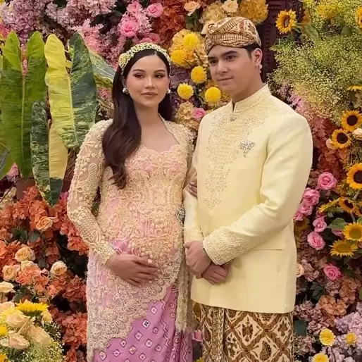 7 Potret tasyakuran 7 bulan kehamilan Alyssa Daguise, dekorasi full bunga cerah, keluarga kumpul adem