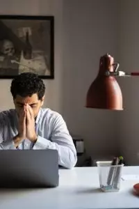 Ketika aturan sosial memaksa seseorang bekerja saat tubuh sebenarnya masih membutuhkan tidur, konsekuensi kesehatannya tidak bisa diabaikan.