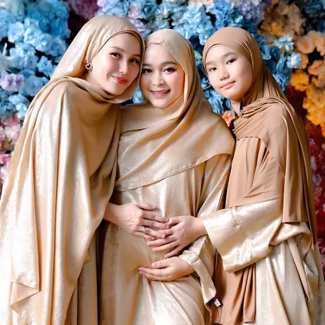 8 Momen hangat dan khidmat syukuran tujuh bulanan kehamilan Syifa adik Ayu Ting Ting