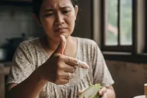 Tangan kena getah labu siam? Gunakan minyak sayur agar bersih seketika, begini cara pakainya