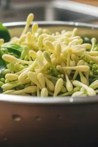 Cara ampuh hilangkan pahit bunga pepaya tanpa garam, cukup pakai 1 daun ini