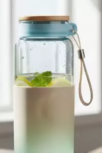 Botol minum baru bau plastik menyengat? Segera atasi dengan trik soda kue ini