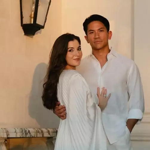 Resmi jadi ayah, intip foto Pangeran Mateen gendong sang putri Zahra Mariam