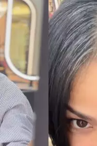 Berniat tampil beda dengan menonjolkan uban, Nirina justru harus menelan kekecewaan mendalam akibat hasil pewarnaan yang tidak sesuai rencana.