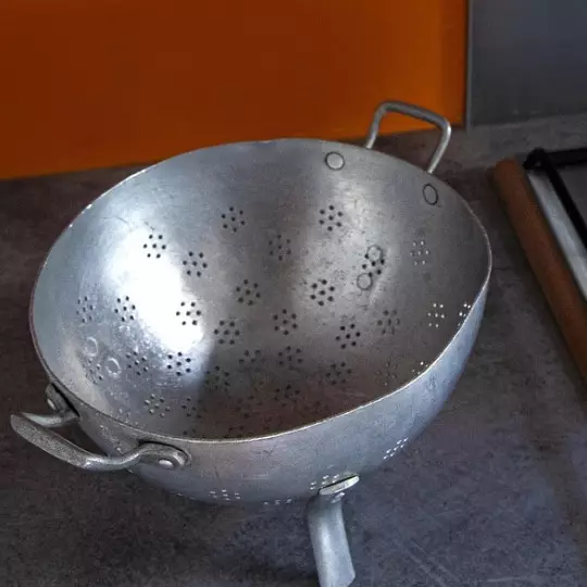 Cara bersihkan noda bekas air bandel di saringan kukusan, ternyata gampang &amp; tak perlu sabun banyak