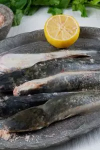 Cara gampang bersihkan lendir dari lele, nggak perlu digosok keras-keras sampai dagingnya rusak