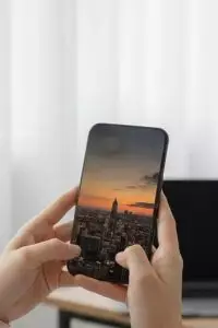 Memberi teks yang terlalu panjang seringkali justru menutupi estetika visual, sementara membiarkannya kosong terasa ada yang kurang.