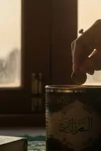 Bagi yang meyakini, waktu ini adalah momen spesial di mana para malaikat turun dan mendoakan siapa saja yang mau berbagi.