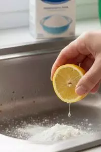 Wastafel cuci piring berkarat? Lenyapkan dengan ramuan soda kue dan lemon
