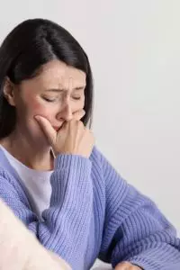 Menangis sering dianggap sebagai simbol kelemahan atau tanda menyerah. Padahal, air mata adalah mekanisme alami tubuh untuk membuang racun emosi.