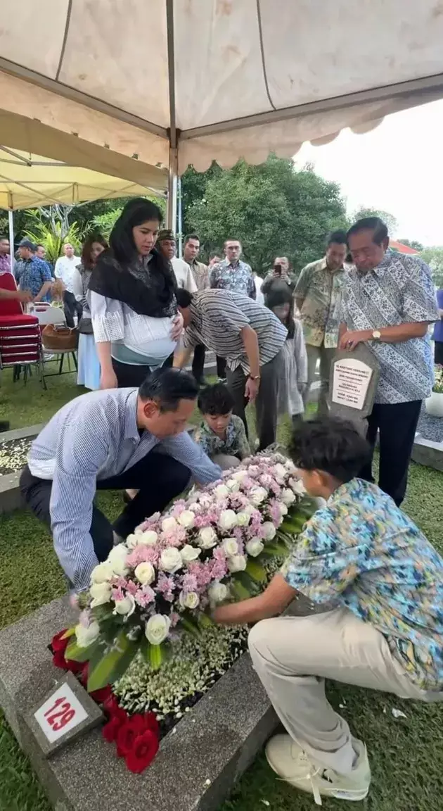 SBY ziarah makam Ani Yudhoyono foto: Instagram/@agusyudhoyono
