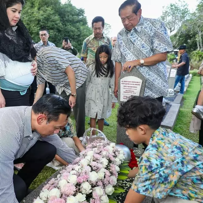 9 Potret keluarga SBY ziarah makam Bu Ani jelang Ramadhan 2026, Annisa Pohan dipuji bumil cantik