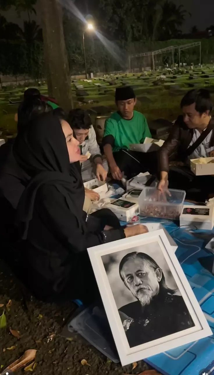 Karina Ranau sahur di makam Instagram/@karinaranau9 Karina Ranau sahur di makam Instagram/@karinaranau9