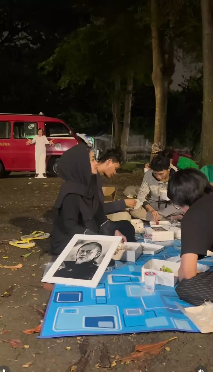 Karina Ranau sahur di makam Instagram/@karinaranau9 Karina Ranau sahur di makam Instagram/@karinaranau9