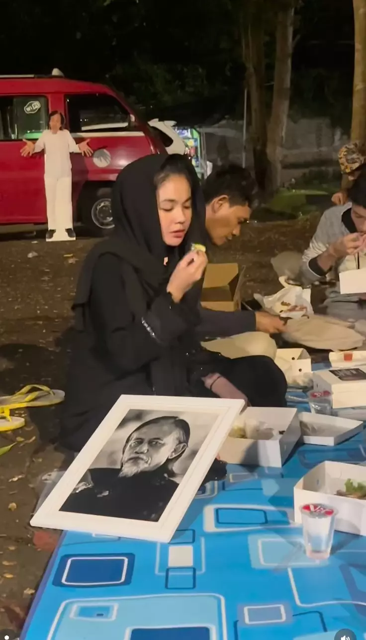 Karina Ranau sahur di makam Instagram/@karinaranau9 Karina Ranau sahur di makam Instagram/@karinaranau9