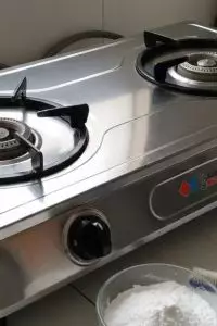 Tips hemat bersihkan kerak kompor tanpa cairan mahal, cuma pakai bahan dapur